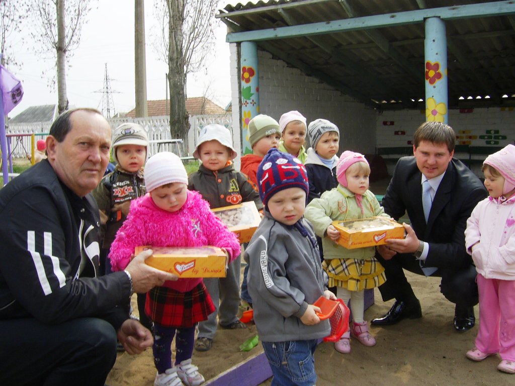 Миколаївським дітям – від щирого серця народників