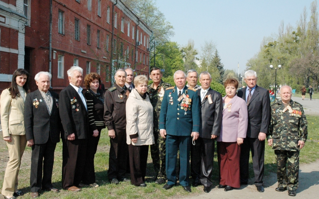 Довічно житиме пам'ять народна про величний подвиг своїх славетних героїв