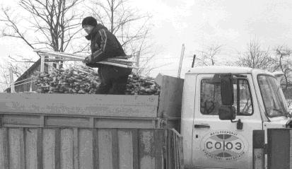 Чернігівщина: Народна Партія зігріває сільських людей теплом своїх сердець і … дровами