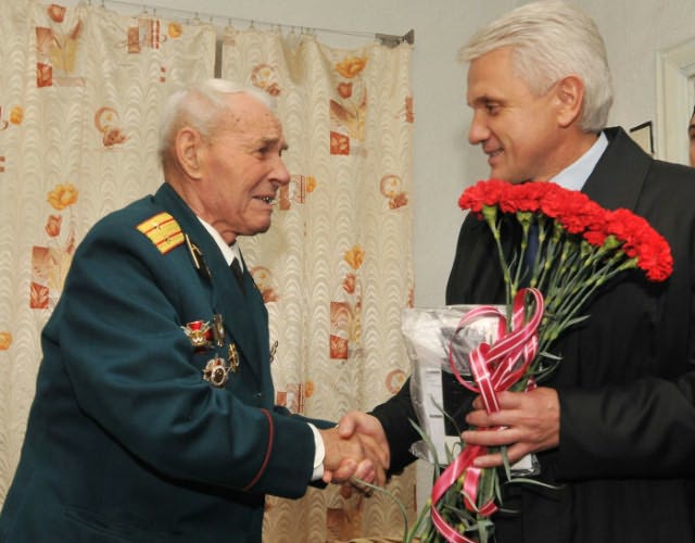 Володимир Литвин привітав Героя Радянського Союзу з 65-річчям визволення України