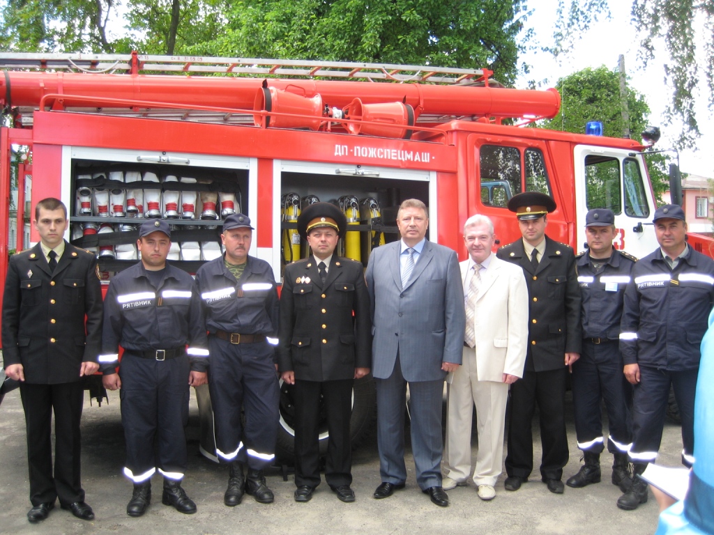 Народний депутат М.Шершун подарував Гощанському відділенню МНС сучасний рятувальний автомобіль