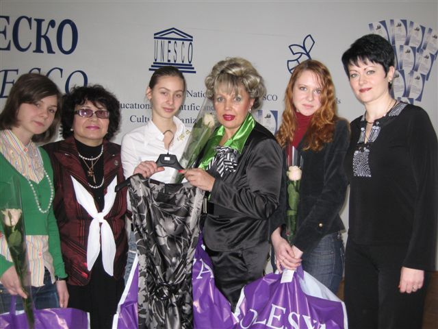 «Народниці» інформують. Подарунок до випускного балу