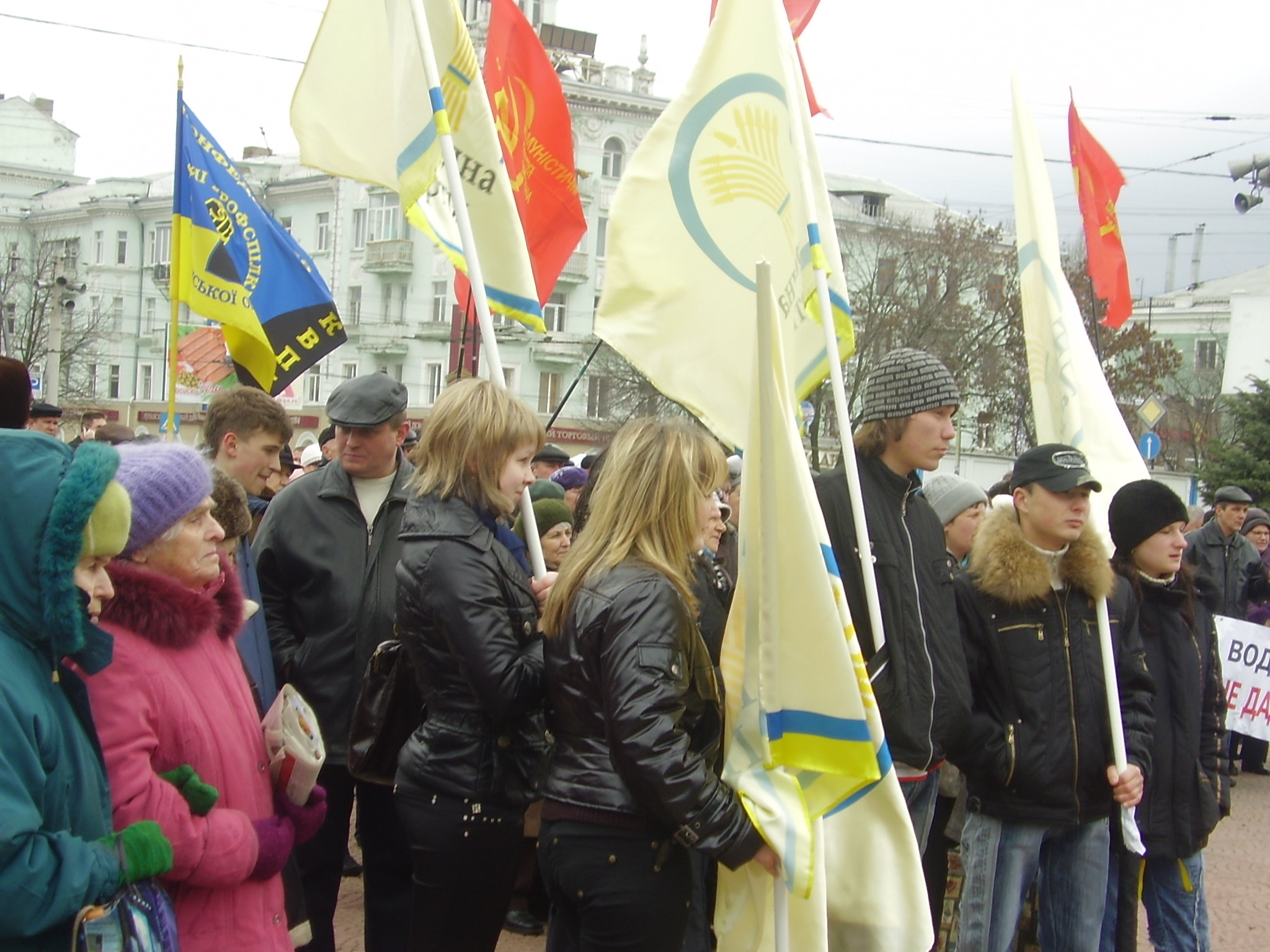 Луганськие народники призывают объединится для защиты своих прав