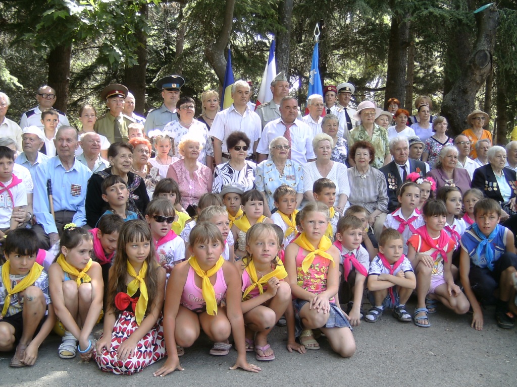 Сорок первый. Под утро… Страшнее нет дат! Ты во мне в каждой клетке, погибший солдат!