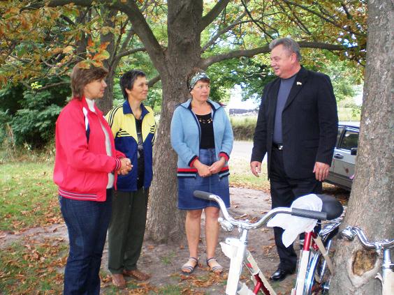 Полтавські народники подарували велосипеди поштарям