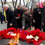 Люди, зупиніться на мить у мовчанні