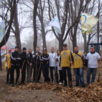 Молодежь помогает готовиться к зиме