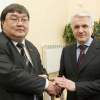 Голова Верховної Ради України Володимир Литвин у середу у Санкт-Петербурзі зустрівся з Головою Жогорку Кенеша Киргизької Республіки Зейнідіном Курмановим