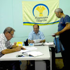 Люди ідуть на прийом до нардепа Сергія Терещука