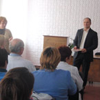 В преддверии 8 марта лидер донецких народников Андрей Сурин поздравил женщин-педагогов Тореза