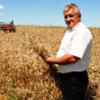 Голова Барської районної організації Народної Партії Анатолій Касько піклуєтья про землю та врожай.