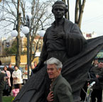 Пам’ятник Василю Симоненку у Черкасах нарешті відкрито